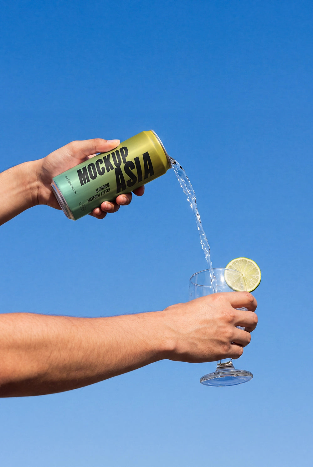 Realistic aluminum can PSD mockup with dynamic pouring action