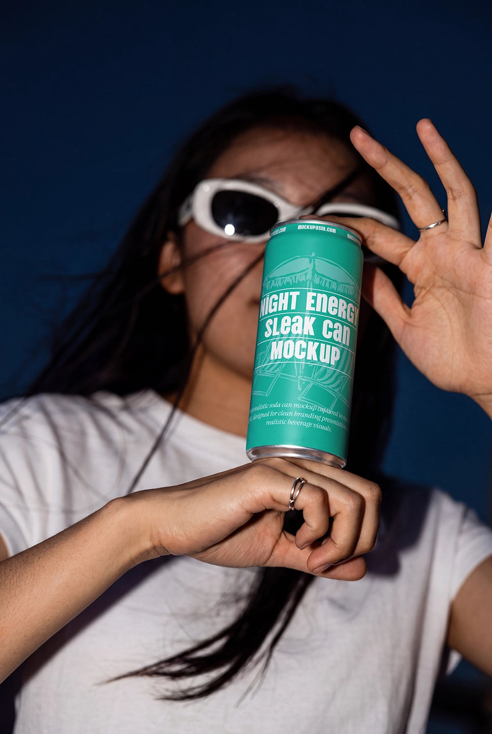 Cylindrical drink can mockup featuring realistic aluminum reflections.